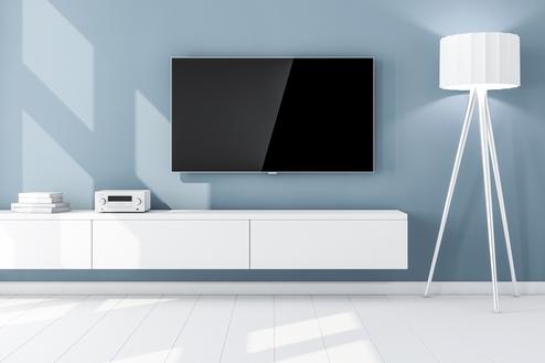 Hängeboard online planen Weißes Hängeboard an blauer Wand