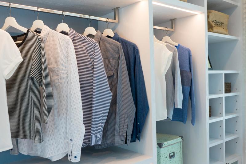 Kleiderschrank Musterbild Kleiderschrank mit verschiedenen Fächern