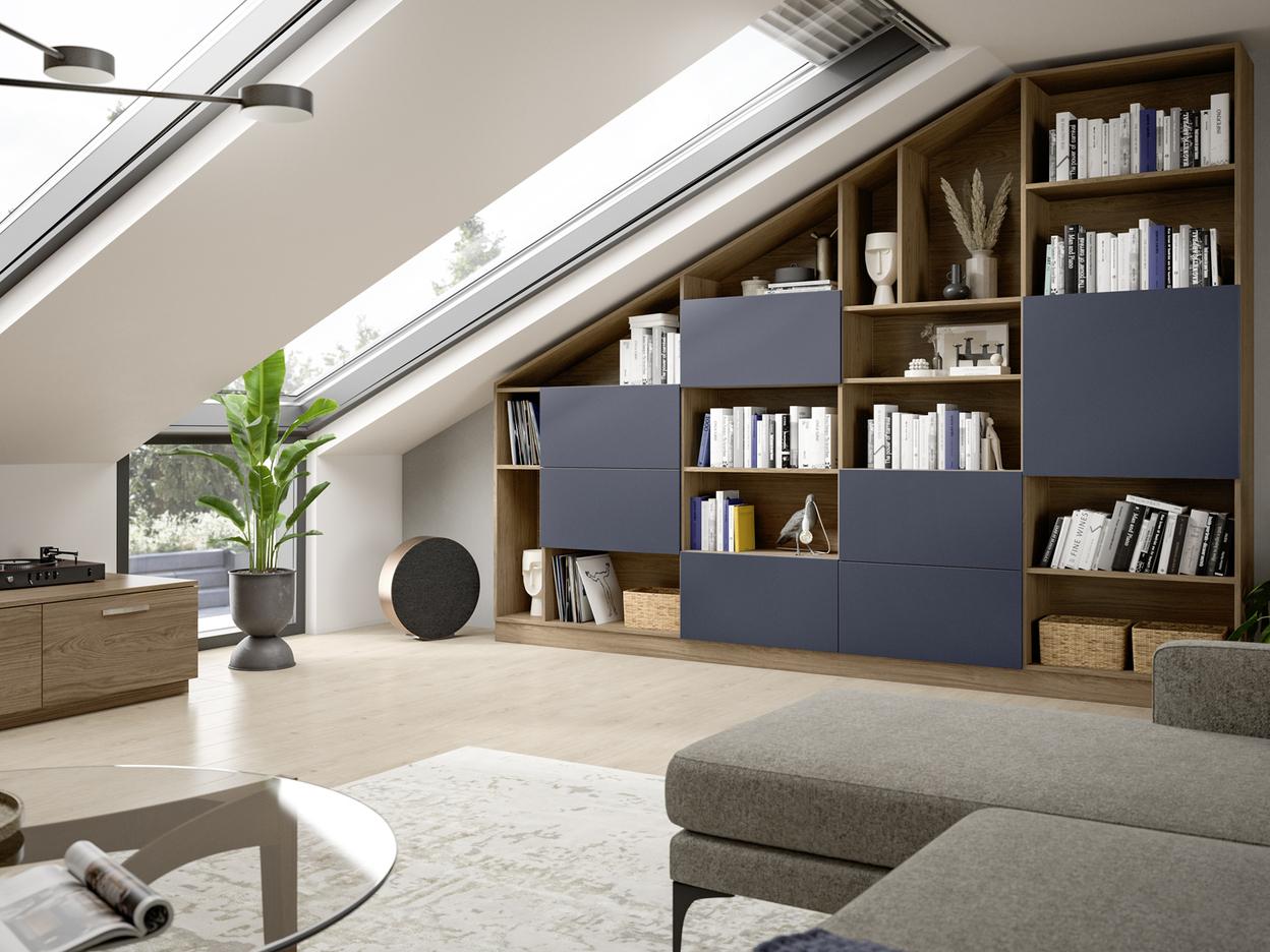 Wohnzimmer mit Dachschrägen und integriertem Schrank nach Maß. Ein maßgefertigter Schrank in Holz und Blau, der sich perfekt an die Dachschrägen anpasst, sorgt in diesem Wohnzimmer für eine elegante Aufbewahrungslösung.